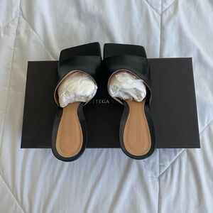 Bottega Veneta mules in black. Size 36.5